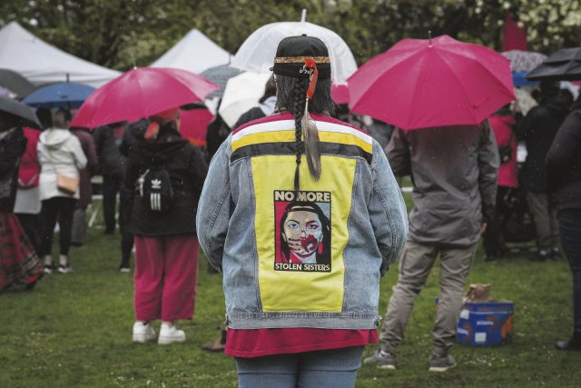 »Nicht noch mehr gestohlene Schwestern«: Eine Aktivistin auf dem »Red Dress Day« für verschwundene Indigene in Vancouver, Kanada, im Mai 2022