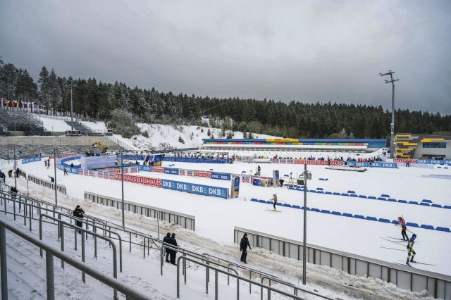 Pünktlich zur WM präsentiert sich Oberhof komplett in Weiß. Das sah im Januar noch ganz anders aus.