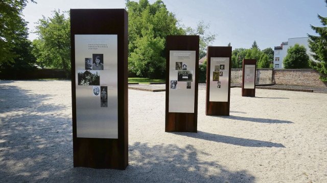 Der Gedenkort zeigt auf Stelen Poträts der Euthanasie-Opfer.