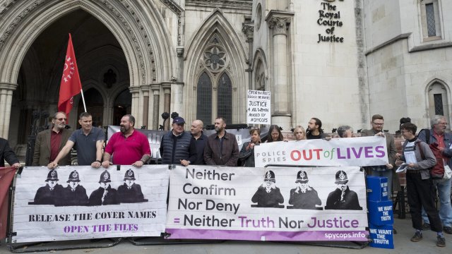 Aktivisten demonstrieren in London für ein Verbot für verdeckte Ermittler, intime Beziehungen in der infiltrierten Szene einzugehen.