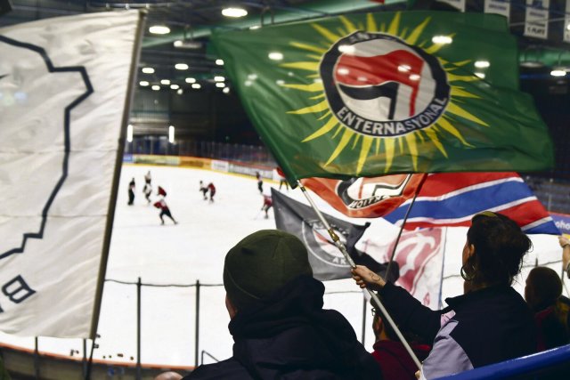 Statt mit dem Puhdys-Lied wird den Eishockeyspielerinnen der Eisbären Berlin mit Arbeiterliedern eingeheizt.