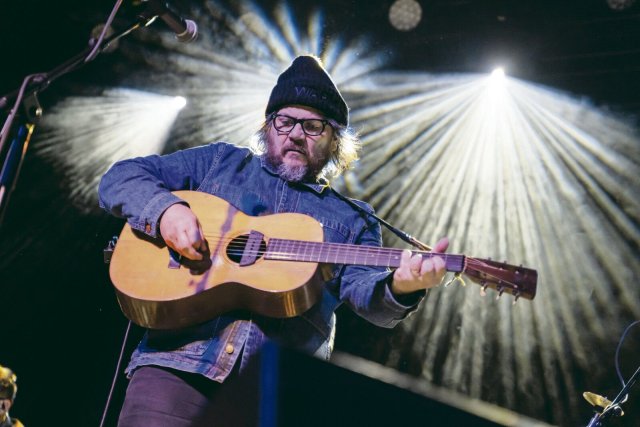 Verschlafen wirken und trotzdem flott sein: Wie das geht, das lehrt Jeff Tweedy von Wilco, hier live in Bergen, 2019.
