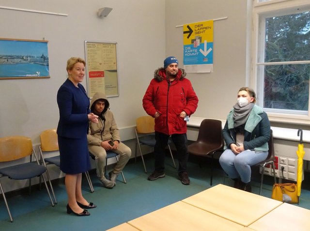 Volksnahes Signal vor der Wahl: Franziska Giffey (SPD, l.) erkundigt sich nach dem Befinden der Besucherinnen und Besucher des Bürgeramtes Blaschkoallee.