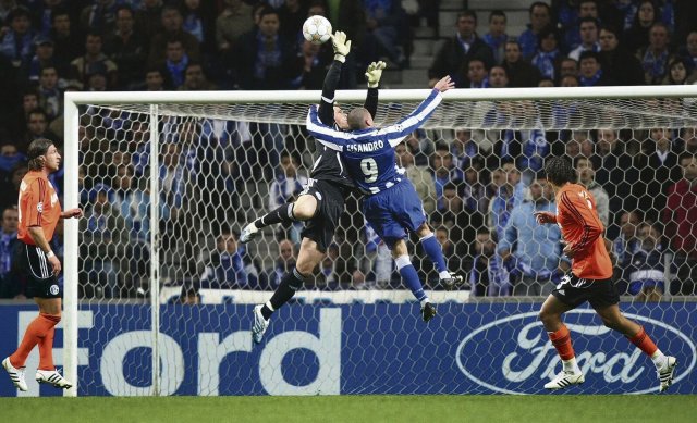 Manuel Neuer (o.l.) machte sein bestes Champions-League-Spiel mit Schalke gegen Lisandro Lopez (o.r.) und den FC Porto.