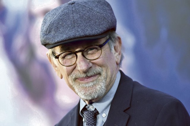 Spielberg lebt sehr bewusst mit der Bürde, durch seine Filmprodukte zum Milliardär geworden zu sein, denn er versucht, so viel wie möglich von dem Geld wieder in Filme zu stecken.