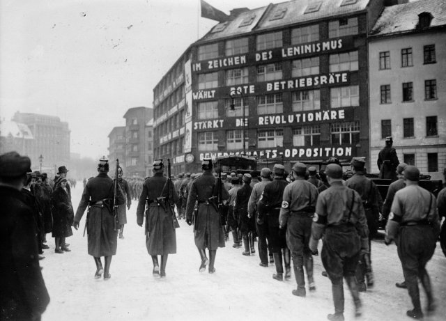 Naziaufmarsch vor dem Karl-Liebknecht-Haus 1933