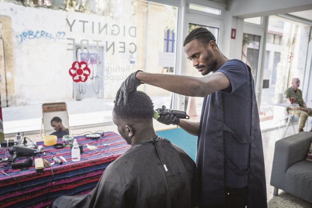 Der Kongolese Esele schneidet einer Person im »Dignity Centre« kostenlos die Haare. Das Zentrum in Nikosia wird von der Organisation Refugee Support betrieben.