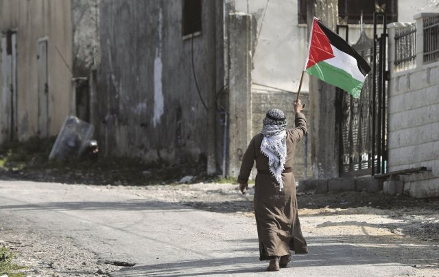Palästinenser demonstrieren gegen die Enteignung ihres Landes durch Israel im Dorf Kfar Qaddum nahe der jüdischen Siedlung Kedumim im besetzten Westjordanland. Seit Jahren protestieren die Dorfbewohner und den Nachbardörfern jeden Freitag gegen illegale israelische Siedlungen und fordern die israelischen Behörden auf, die Hauptstraße von Kfar Qaddum wieder zu öffnen, die seit 2002 von den Besatzungsbehörden abgeriegelt ist.