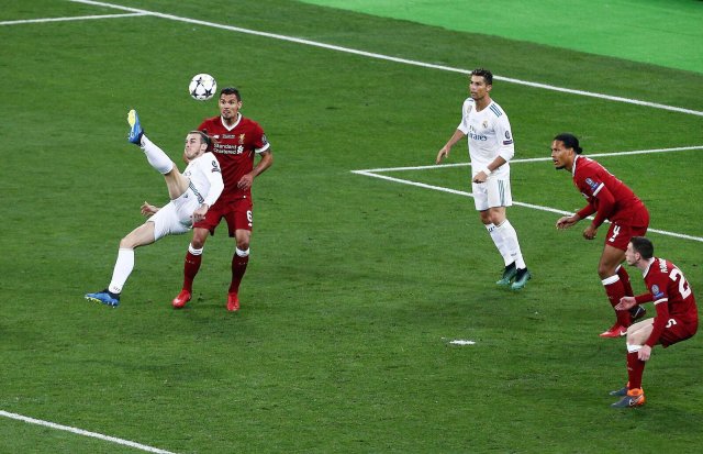 Gareth Bale (l.) schießt Real zum Champions-League-Sieg gegen Liverpool, auch Teamkollege Cristiano Ronaldo (M.) staunt.
