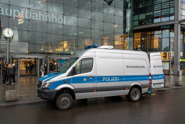 Nach dem Schusswaffengebrauch sichert die Kriminaltechnik der Berliner Polizei Spuren.