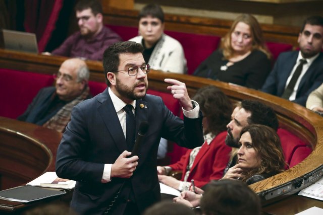 Regierungschef Pere Aragonès muss sich nicht nur im Parlament Fragen stellen.