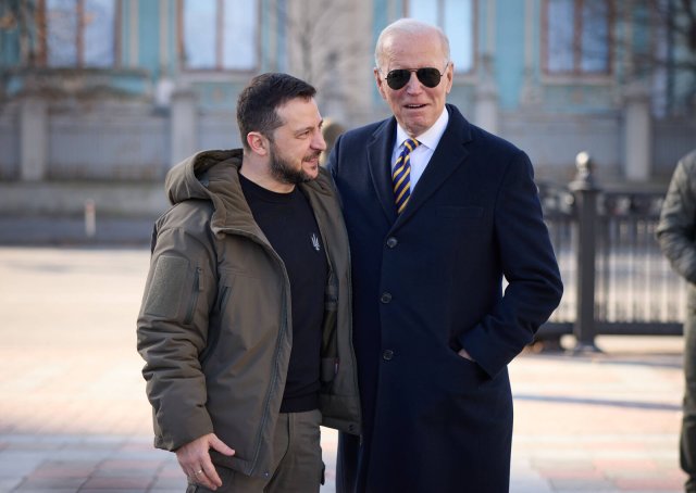 US Präsident Joe Biden und der ukrainische Staatschef Wolodymyr Selenskyj in Kiew