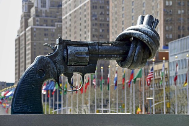 Skulptur »Non Violence« von Carl Fredrik Reuterswärd vor dem Uno-Hauptquartier in New York