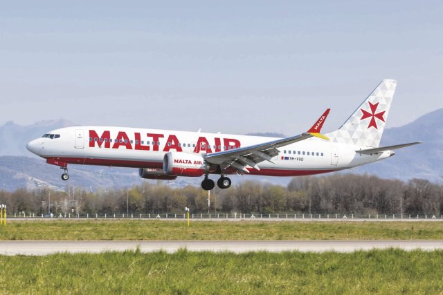 Eine Boeing 737-8-200 MAX von Malta Air startet im italienischen Bergamo. Anfangs flog Malta Air ausschließlich mit Maschinen im Anstrich von Ryanair, jetzt nicht mehr.