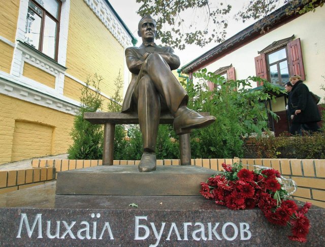 Für manche eine Provokation: Eine Statue in Kiew zeigt den Schriftsteller Michail Bulgakow.