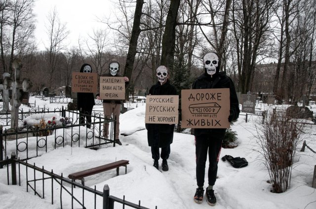 Anti-Kriegs-Performance auf dem Friedhof: Für solche Aktionen wird die Partei der Toten in Russland verfolgt.
