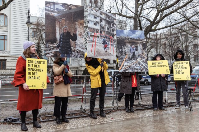 Vor der russischen Botschaft in Berlin rief die Menschenrechtsorganisation Amnesty International zur Solidarität mit den Menschen in der Ukraine auf.