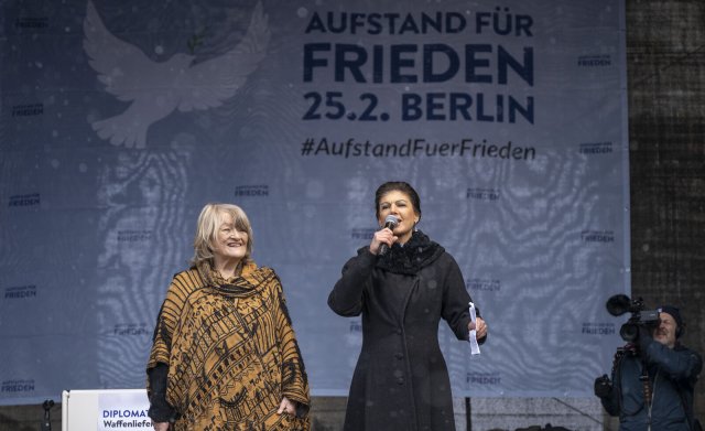 Die Frauenrechtlerin Alice Schwarzer (l.) und Sahra Wagenknecht (Linkspartei) bei der Demonstration auf der Bühne
