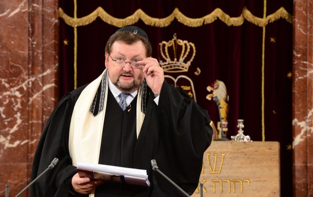 Bei einer Rabbinerordinationsfeier 2013 in der Neuen Synagoge in Erfurt (Thüringen) spricht Rabbiner Walter Homolka.