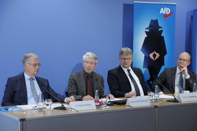2019 startete die AfD eine Kampagne gegen den Verfassungsschutz, im gleichen Jahr begannen regelmäßige Treffen AfD-naher Mitarbeiter der Behörde in Köln.