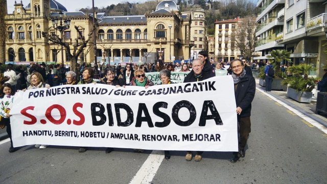 Ungewöhnliche Einheit im Baskenland, alle Gewerkschaften gemeinsam auf der Straße zur Verteidigung des Gesundheitssystems hier in Irún, aber auch in Vitoria, Bilbao und San Sebastián.