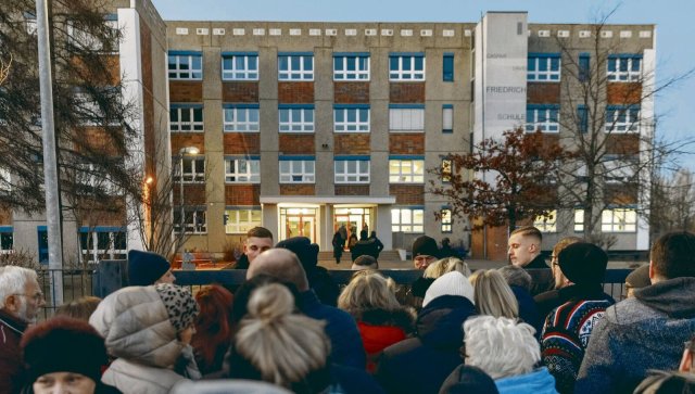 Da war es noch friedlich: Protest gegen eine Unterkunft für 500 Geflüchtete am Montagabend im Greifswalder Ostseeviertel