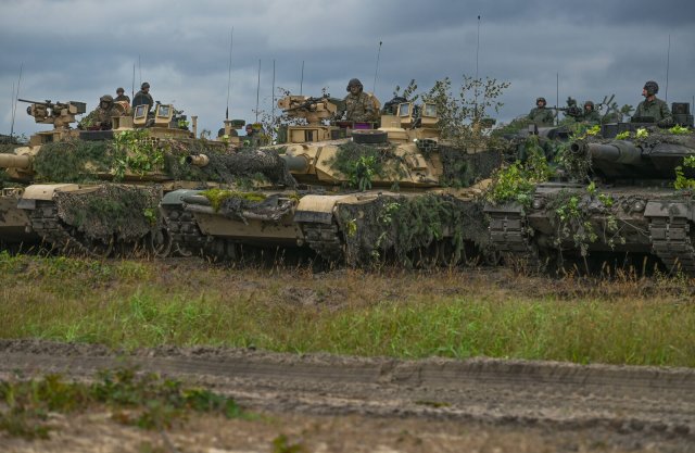 Panzer der Typen »Abrams« und »Leopard« auf einer Nato-Übung im Sommer in Nowa Deba, Polen.