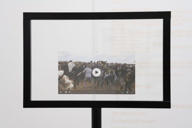 Jonas Höschl: »09. September 2015« (2021), Siebdruck in Glas. Ausstellungsansicht »TW: Europe«, Eigen + ART Lab, 2022, Berlin.