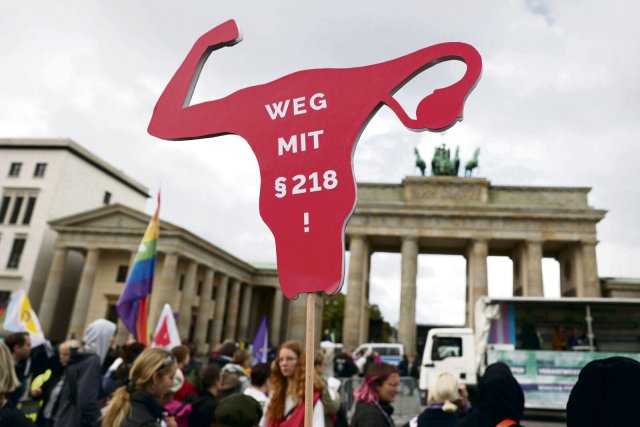 Schon seit Jahrzehnten eine Forderung der feministischen Bewegung: »Weg mit § 218«, hier bei einer Kundgebung gegen »Lebensschützer« in Berlin