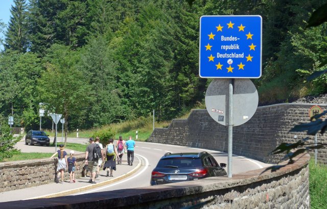 Laut dem Schengener Abkommen darf an Binnengrenzen nicht mehr kontrolliert werden, mit dem SIS gibt es seitdem aber eine virtuelle Grenze.
