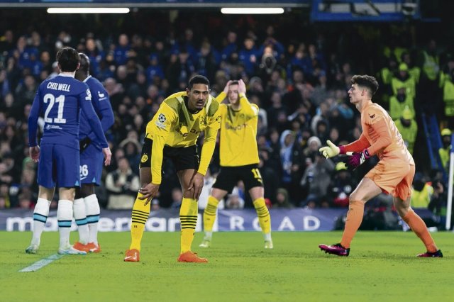 Sébastien Haller (3.v.l.) konnte Borussia Dortmund in wichtigen Spielen noch nicht mit Toren helfen. Auch in London blieb er glücklos.