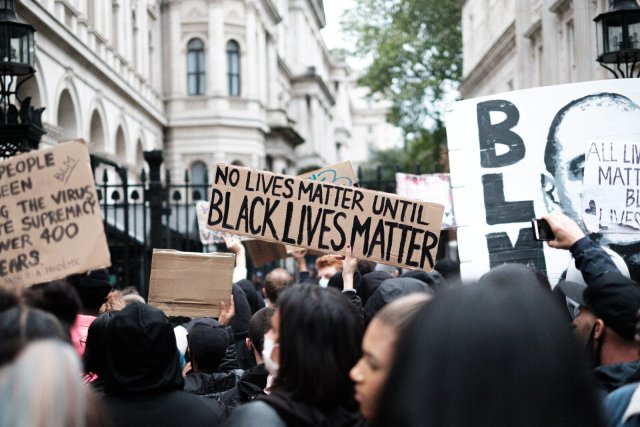 Black Lives Matter Proteste 2020 vor dem Amtssitz des britischen Premiers in der Downing Street.