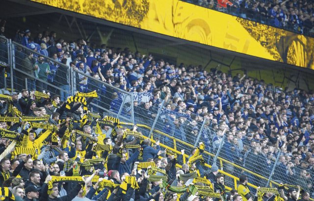 Das Aufeinandertreffen der Fans von Dortmund (l.) und Schalke macht jedes Derby zum Hochrisikospiel. Dieses Jahr ganz besonders.