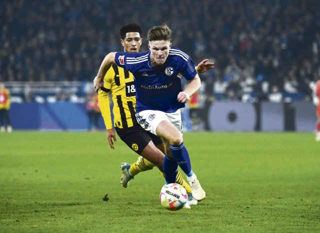 Schalkes Marius Bülter (v.) traf selbst und bereitete einen Treffer vor. Dortmunds Jude Bellingham sah bei beiden Gegentoren nicht gut aus.