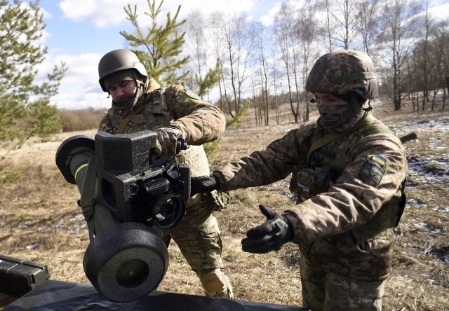 Ukrainische Soldaten mit einem Javelin-Raketenwerfer am 20. Februar
