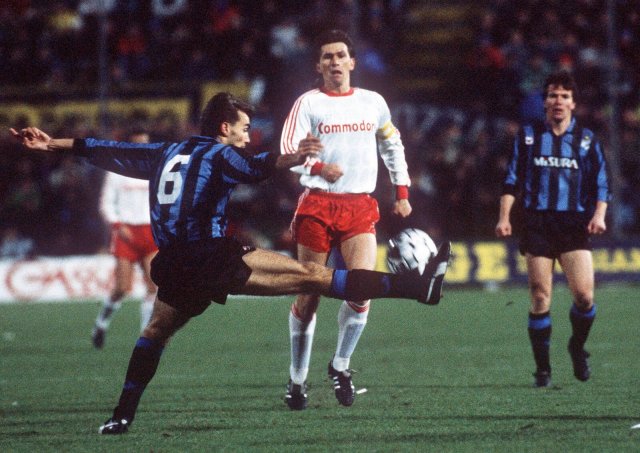 Münchens Klaus Augenthaler (M.) bezahlte 1988 den Sieg gegen Inter mit Lothar Matthäus (r.) mit Mailänder Tritten im Kabinengang.