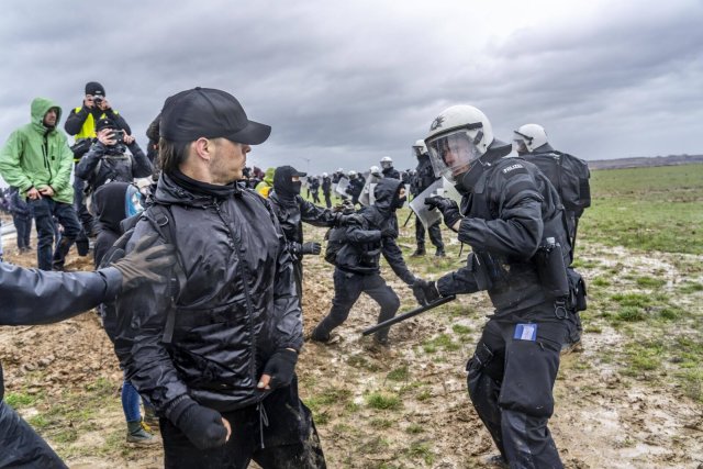 Nach einer Großdemonstration prügelte die Polizei am Rande von Lützerath auf Demonstranten ein.
