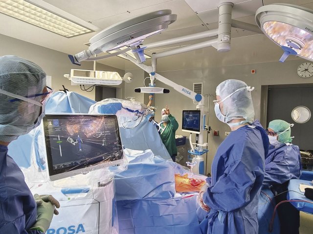 Hilfreiches Robotersystem: Einsatz bei einer Knieoperation in einem Schweizer Krankenhaus