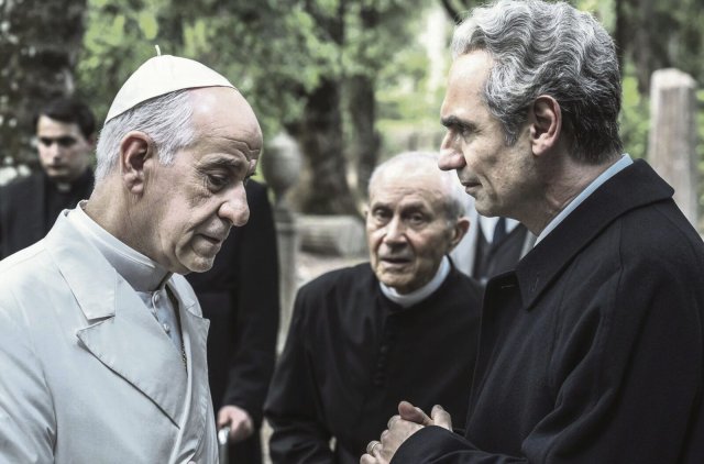Papst Paul VI. (Toni Servillo, li.) verweigert seinem Freund Aldo Moro (Fabrizio Gifuni, re.) die Unterstützung.