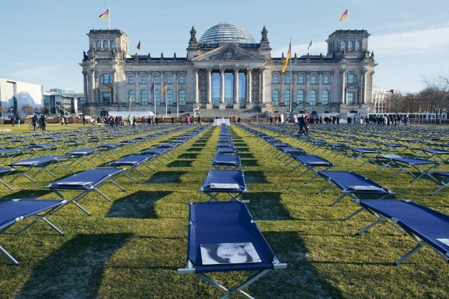400 Feldbetten vor dem Reichstagsgebäude: Long-Covid-Betroffene haben bereits im Januar gegen die Untätigkeit der Politik protestiert.