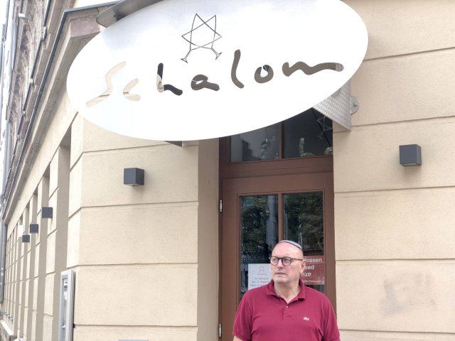Der Inhaber Uwe Dziuballa vor seinem koscheren Restaurant »Schalom« in Chemnitz.