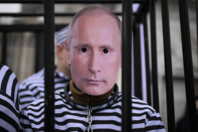 Ein Bild, das nie wahr werden wird: Wladimir Putin hinter Gittern.