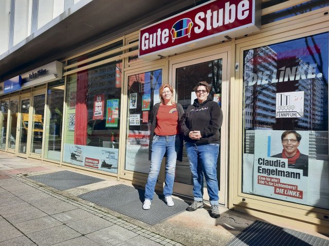 Claudia Engelmann (r.) und ihre Mitarbeiterin Mandy Heimer vor ihrem Büro am Anton-Saefkow-Platz in Lichtenberg.