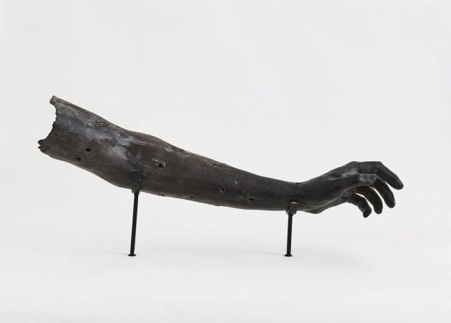 Verweist auf den libanesischen Bürgerkrieg: Said Baalbakis Skulptur »Der Arm«, 2011 in Bronze gegossen.