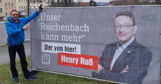 »Der von hier!«: Trotz der schwierigen Lage seiner Partei hat der Linke-Politiker Henry Ruß die erste Runde der OB-Wahl in Reichenbach gewonnen.