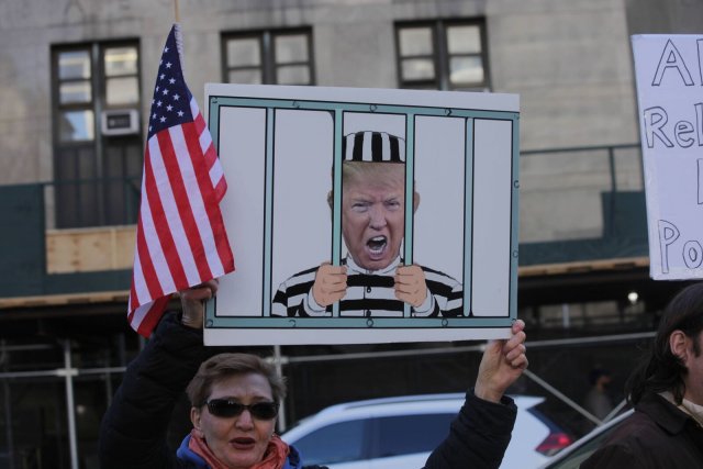 In New York gab es am Dienstag Proteste sowohl für als auch gegen eine mögliche Festnahme von Donald Trump.