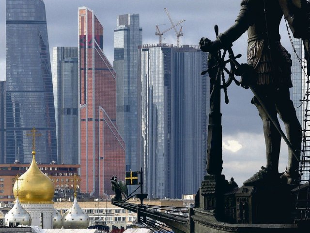 Moscow City, das Business Center der russischen Haptstadt, von Zar Peter begrüßt