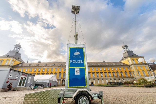 Ein mobiler Videobeobachtungsturm der Polizei Bonn auf der Hofgartenwiese vor der Universität. Die Behörden könnten von dem geplanten EU-KI-Gesetz ausgenommen werden.