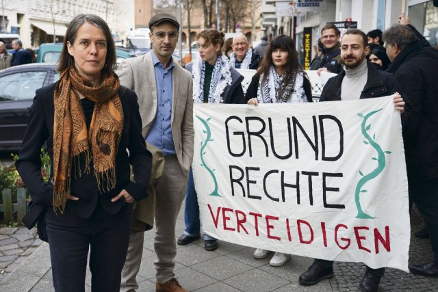 Linke-Politikerin Christine Buchholz und Unterstützer*innen vor dem Amtsgericht Tiergarten.