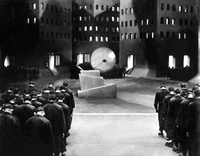 Unverkennbar autoritäre Verhältnisse: Arbeiter in Fritz Langs Film »Metropolis« gehorchen einer unsichtbaren Führung.
